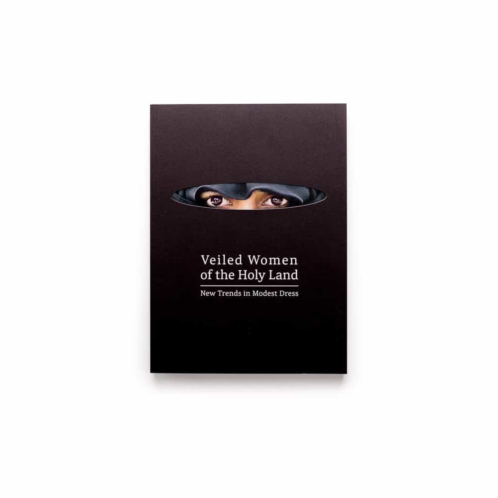 מבט מצועף: גילויים על כיסויים בלבוש המקומי - אנגלית