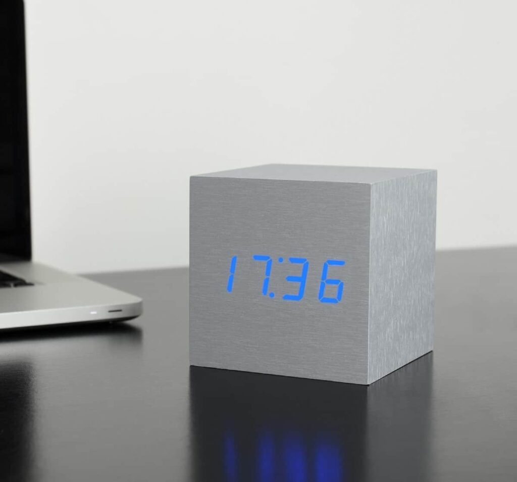 שעון קובייה במראה מתכתי